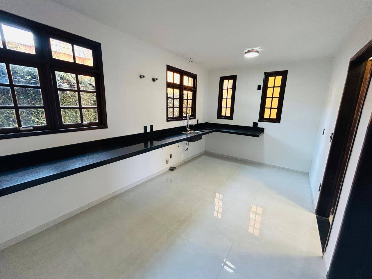 Casa de Condomínio para alugar com 6 quartos, 284m² - Foto 12