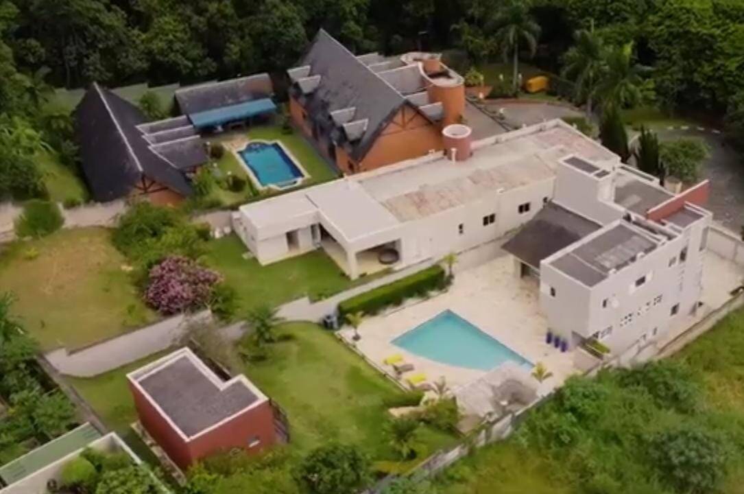 Casa de Condomínio para alugar com 3 quartos, 451m² - Foto 1