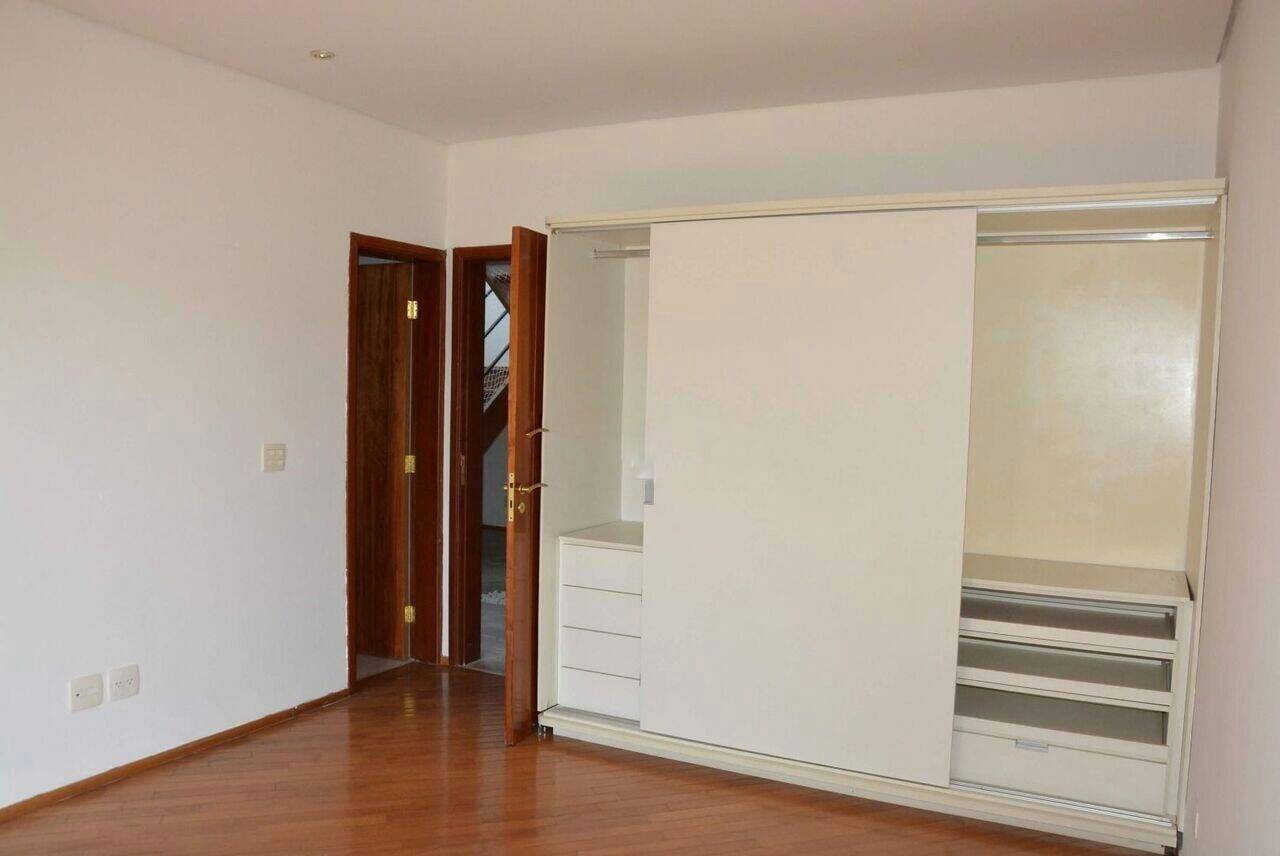 Casa para alugar com 4 quartos, 200m² - Foto 12