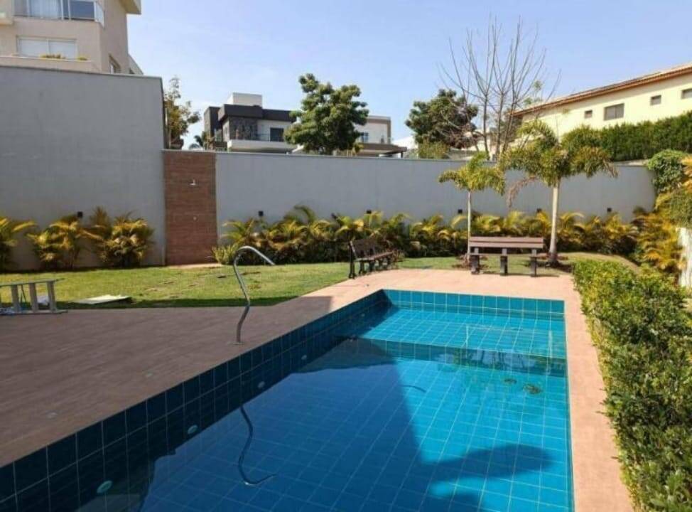 Casa de Condomínio para alugar com 4 quartos, 307m² - Foto 2