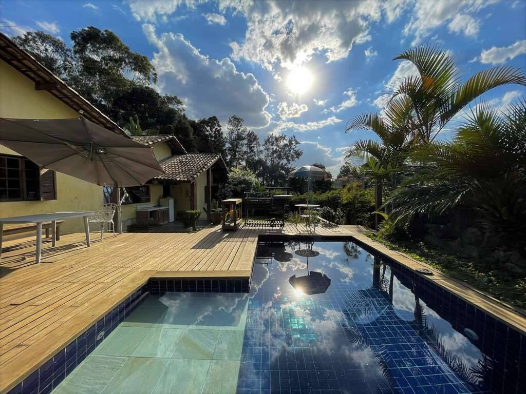 Casa de Condomínio à venda com 4 quartos, 220m² - Foto 1