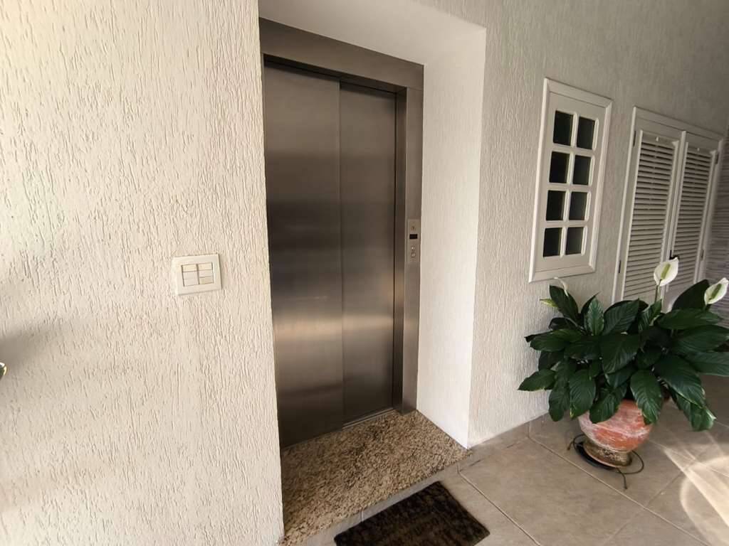 Casa de Condomínio à venda com 3 quartos, 451m² - Foto 4