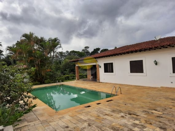 Casa de Condomínio para alugar com 3 quartos, 480m² - Foto 4